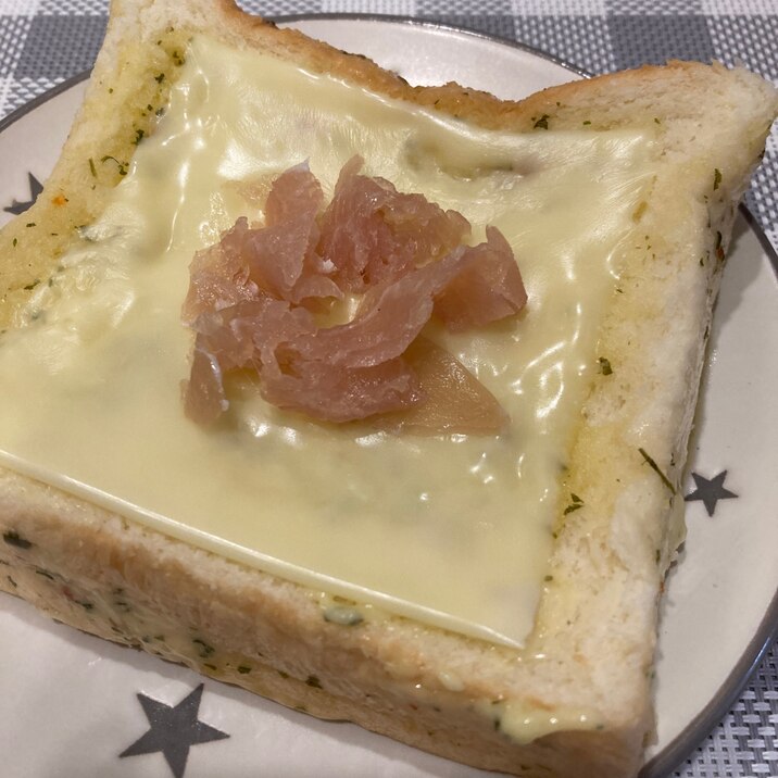 レンジでふわふわガーリックチーズの食パン